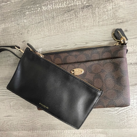 NWOT Coach 2 in 1 pouch - Picture 2 of 3